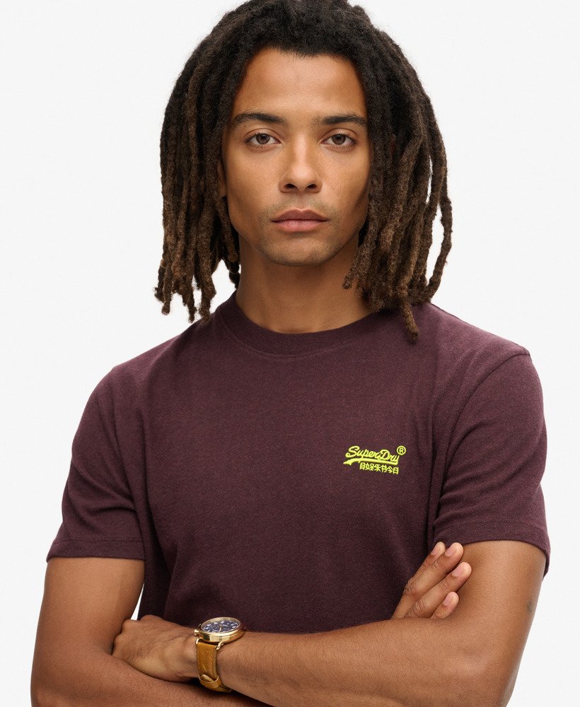 t-shirt met essential logo van biologisch katoen in de kleuren tawnty port marlfluor yellow.