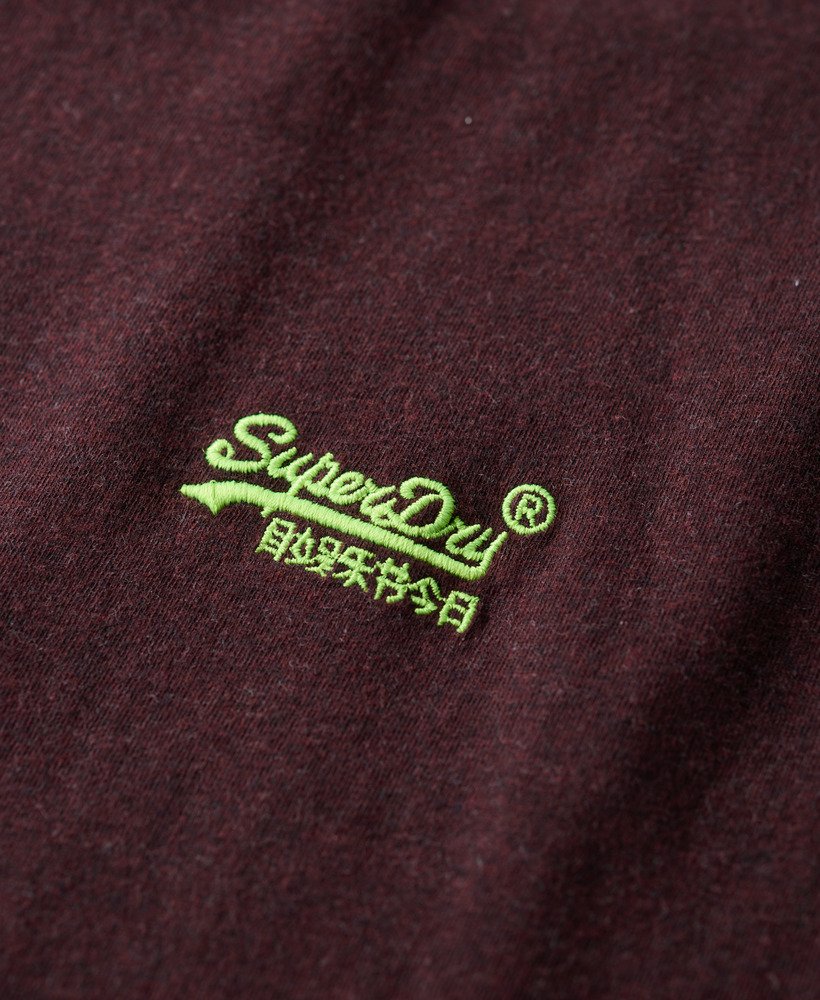 t-shirt met essential logo van biologisch katoen in de kleuren tawnty port marlfluor yellow.