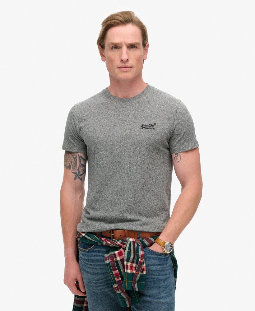 t-shirt met essential logo van biologisch katoen in vulkanisch zwart met korrelige afwerking.
