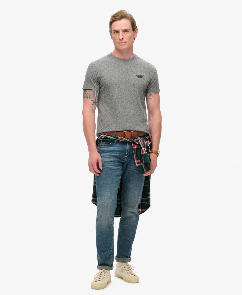 t-shirt met essential logo van biologisch katoen in vulkanisch zwart met korrelige afwerking.