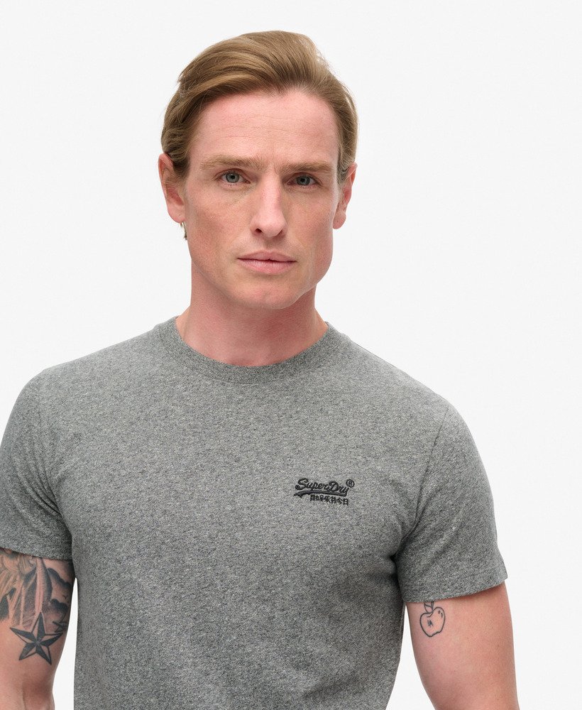 t-shirt met essential logo van biologisch katoen in vulkanisch zwart met korrelige afwerking.