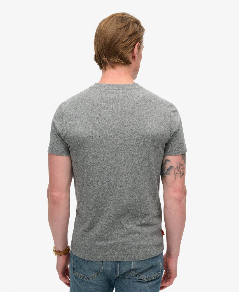 t-shirt met essential logo van biologisch katoen in vulkanisch zwart met korrelige afwerking.