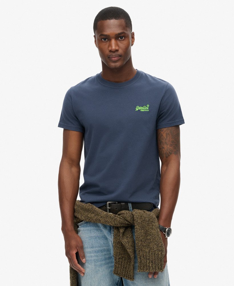 t-shirt met essential logo van biologisch katoen in lauren navyfluro lime.