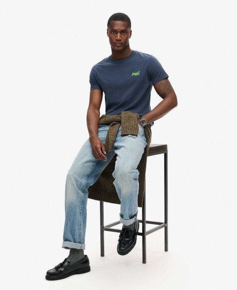 t-shirt met essential logo van biologisch katoen in lauren navyfluro lime.