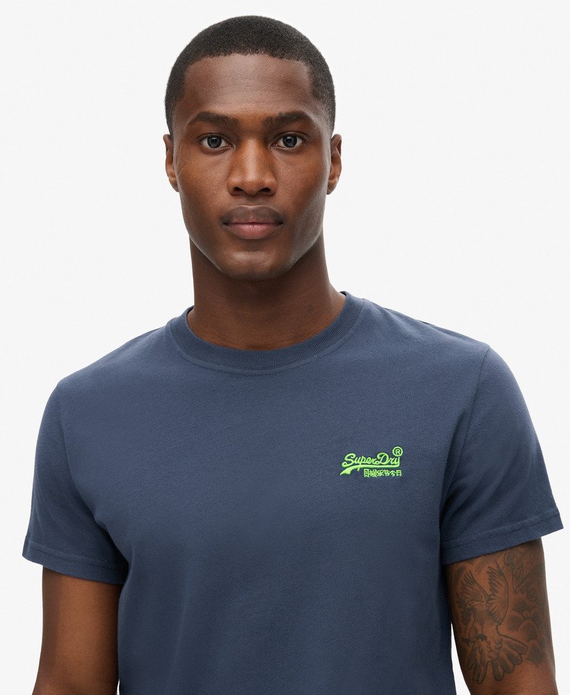 t-shirt met essential logo van biologisch katoen in lauren navyfluro lime.