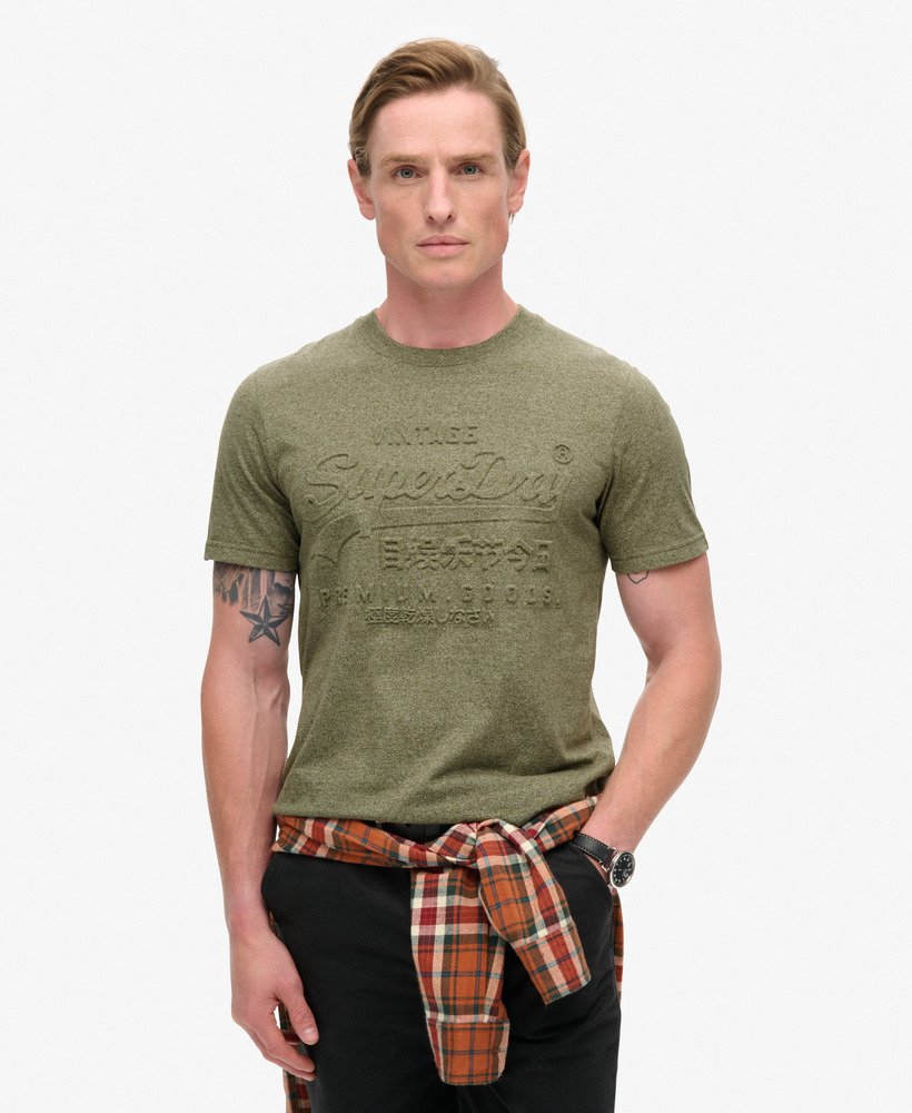 t-shirt met reliëfprint in de kleur hushed olive grit.
