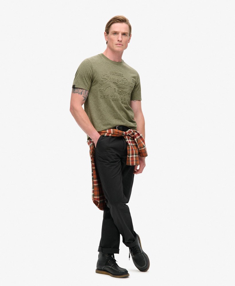t-shirt met reliëfprint in de kleur hushed olive grit.
