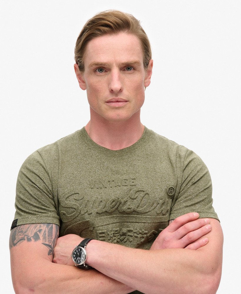 t-shirt met reliëfprint in de kleur hushed olive grit.