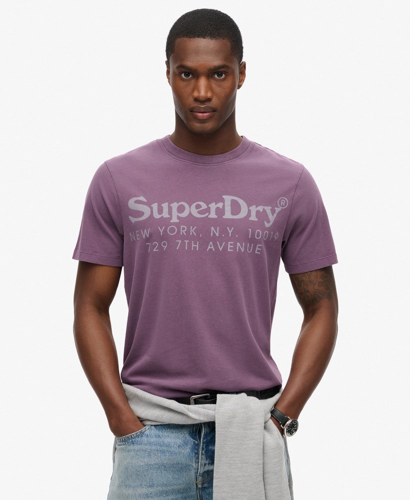 t-shirt met logo van de locatie in een tonale paarse tint soot purple.