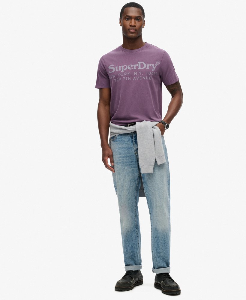t-shirt met logo van de locatie in een tonale paarse tint soot purple.