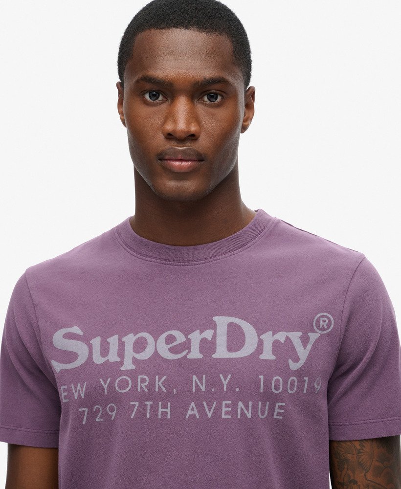 t-shirt met logo van de locatie in een tonale paarse tint soot purple.