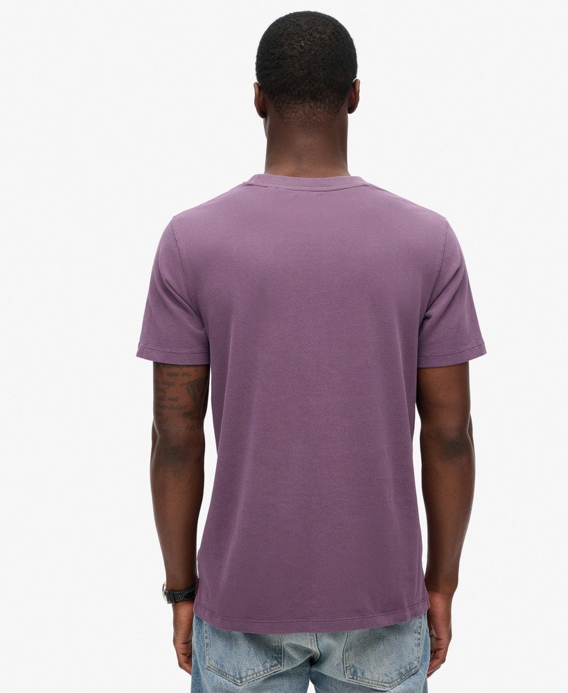 t-shirt met logo van de locatie in een tonale paarse tint soot purple.