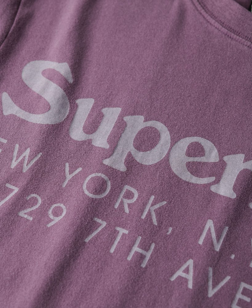 t-shirt met logo van de locatie in een tonale paarse tint soot purple.