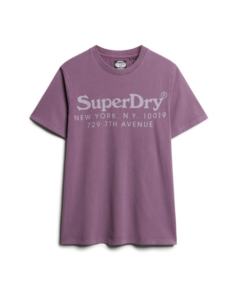 t-shirt met logo van de locatie in een tonale paarse tint soot purple.