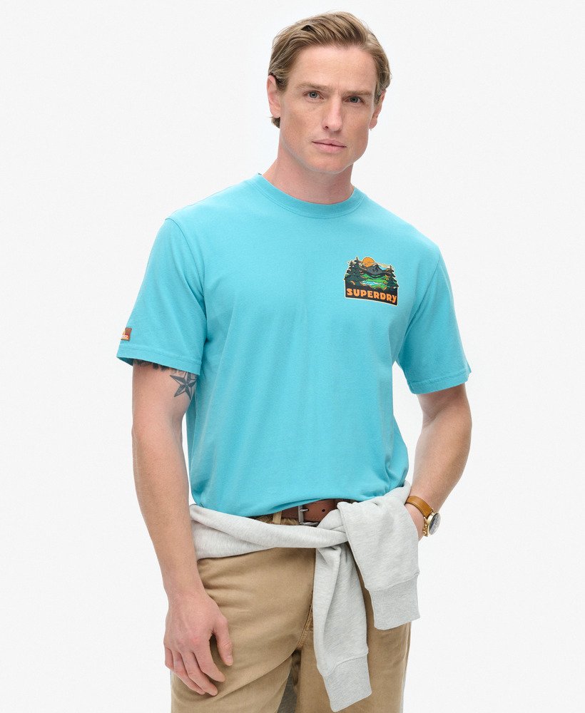 t-shirt met print van een reisansichtkaart op de borst in maui blue