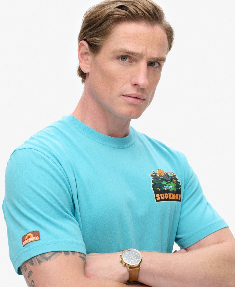 t-shirt met print van een reisansichtkaart op de borst in maui blue