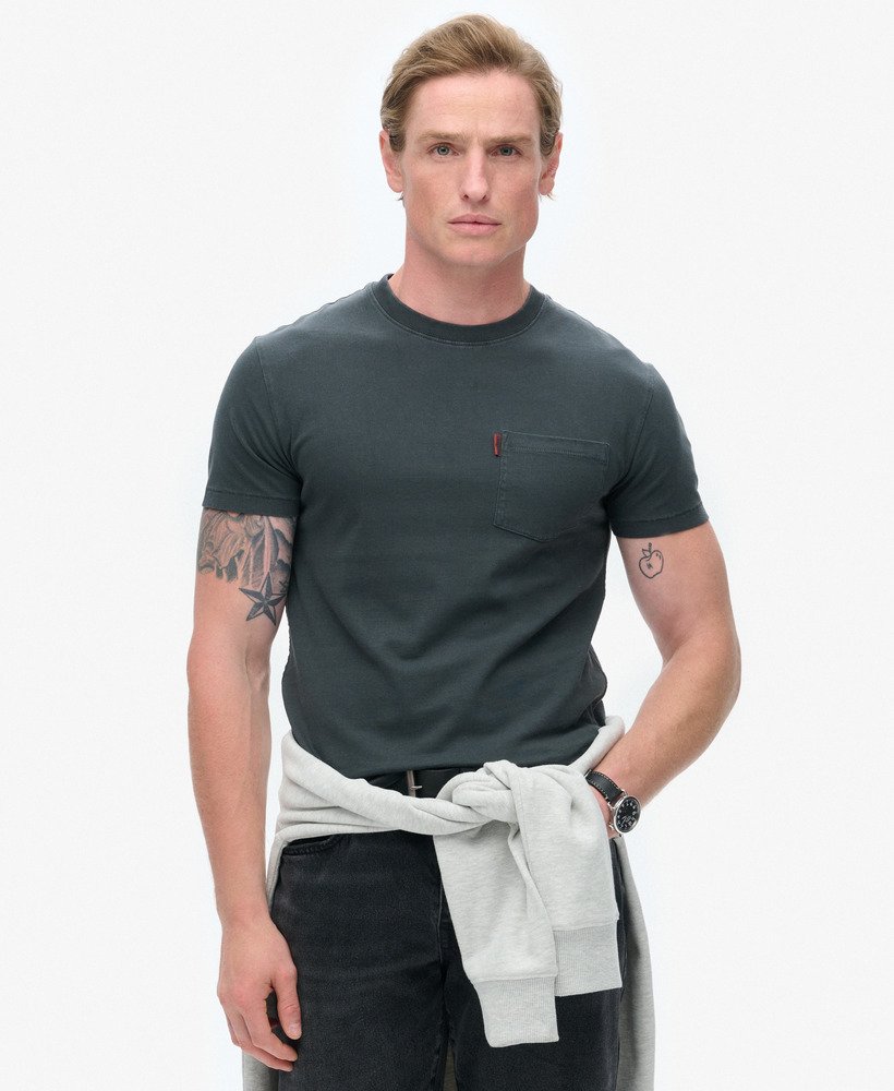 essentieel gewassen t-shirt met zakje in gewassen zwart