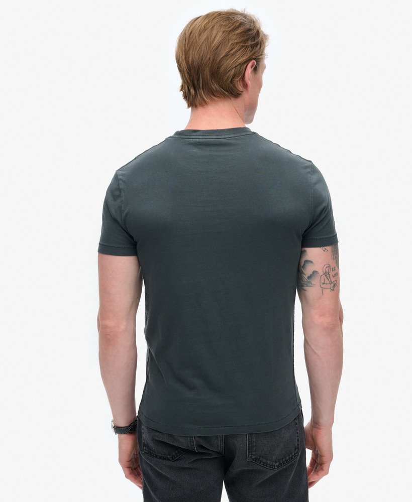 essentieel gewassen t-shirt met zakje in gewassen zwart