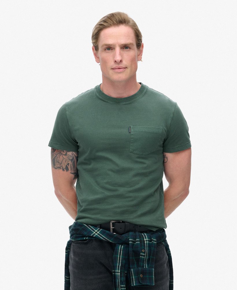 essentieel gewassen t-shirt met zakje in gewassen bosgroen