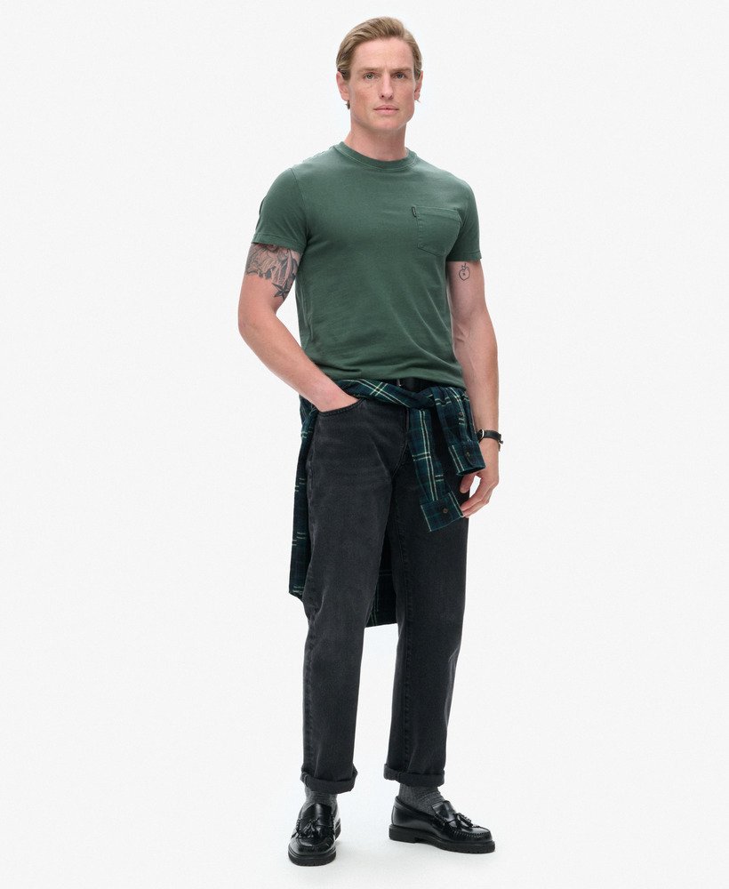 essentieel gewassen t-shirt met zakje in gewassen bosgroen
