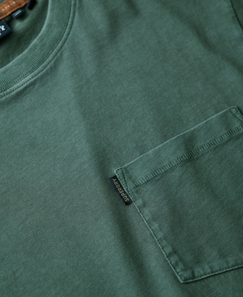 essentieel gewassen t-shirt met zakje in gewassen bosgroen