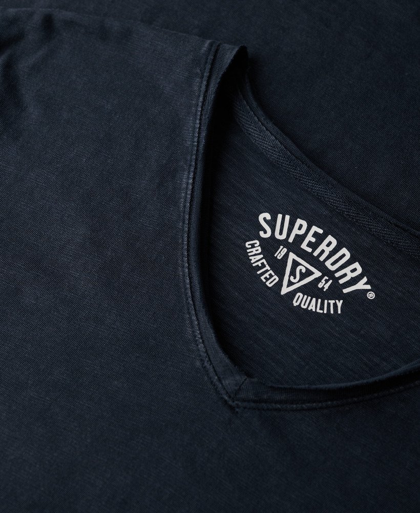 t-shirt met v-hals en rafelige rand in eclipse navy