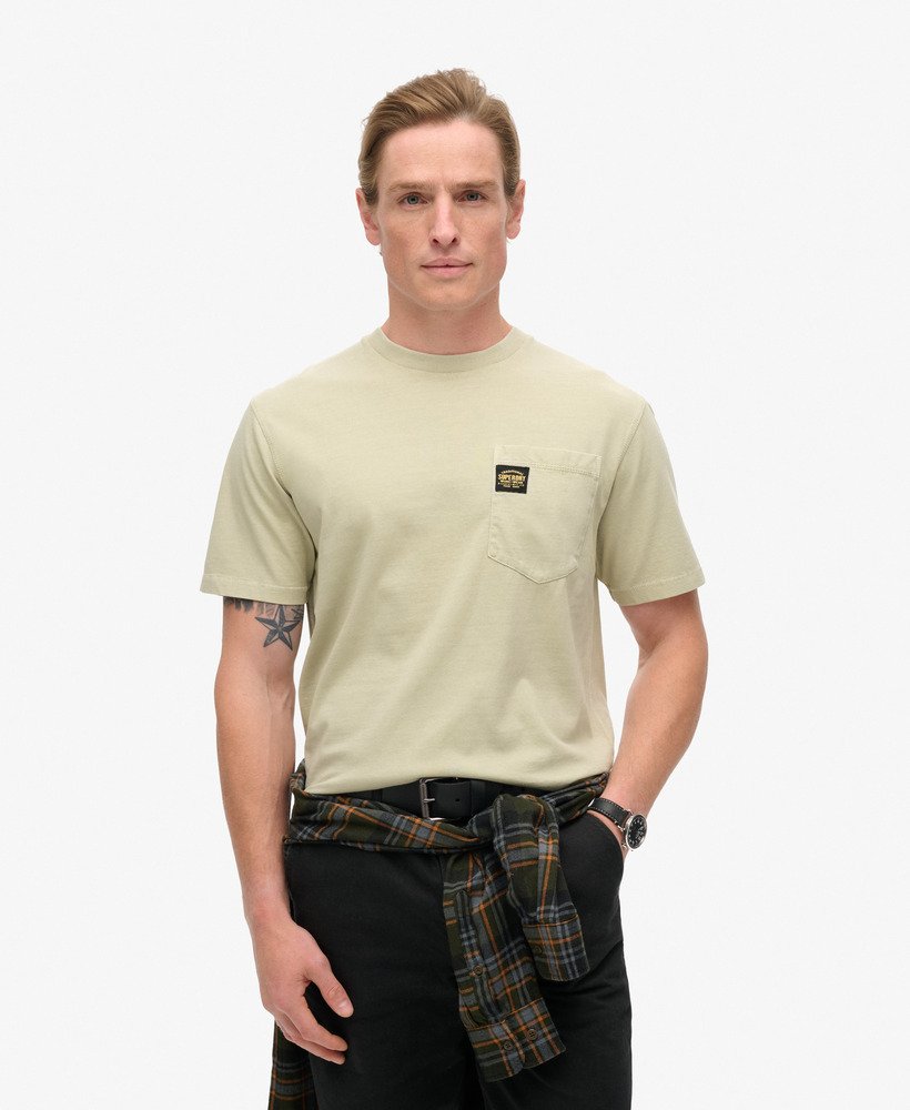 t-shirt met contrasterende stiksels op de borstzak in gewassen pelikaanbeige.