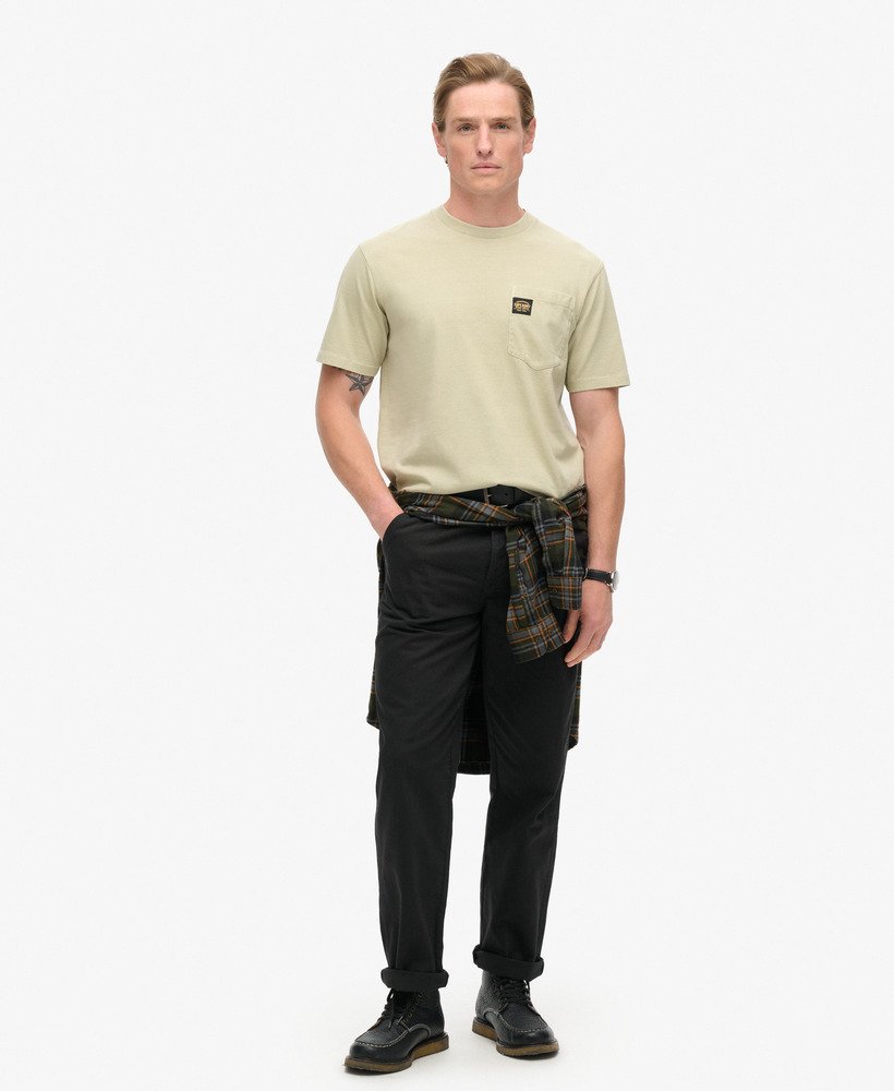 t-shirt met contrasterende stiksels op de borstzak in gewassen pelikaanbeige.
