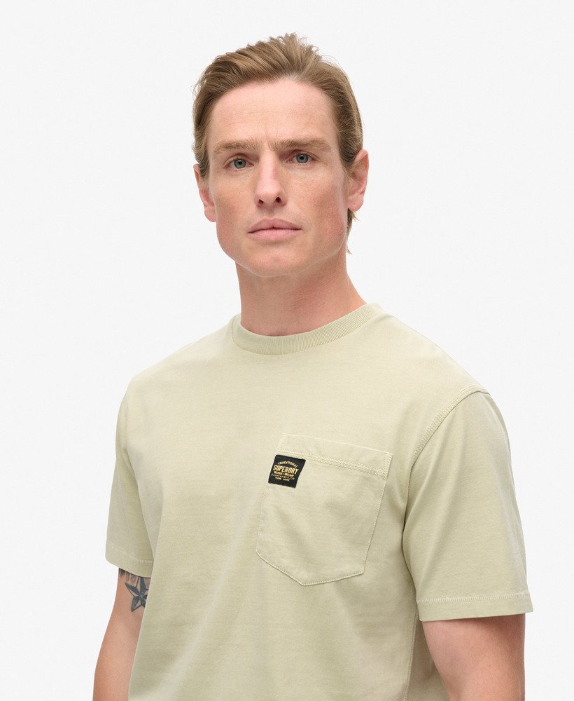 t-shirt met contrasterende stiksels op de borstzak in gewassen pelikaanbeige.