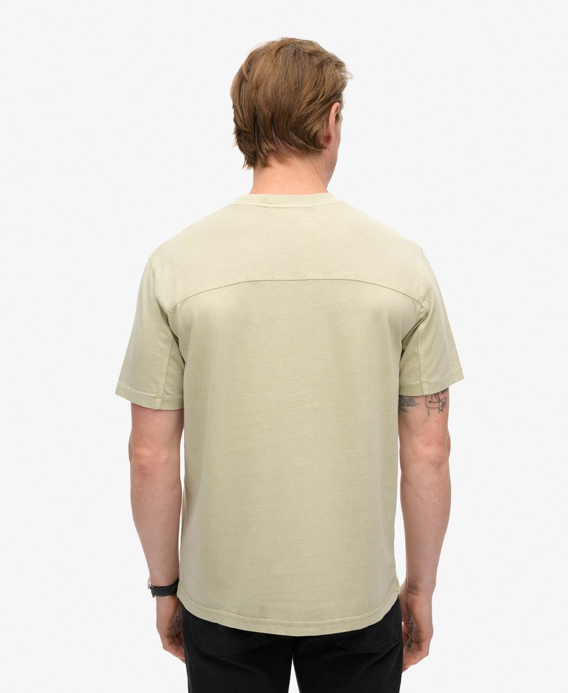 t-shirt met contrasterende stiksels op de borstzak in gewassen pelikaanbeige.