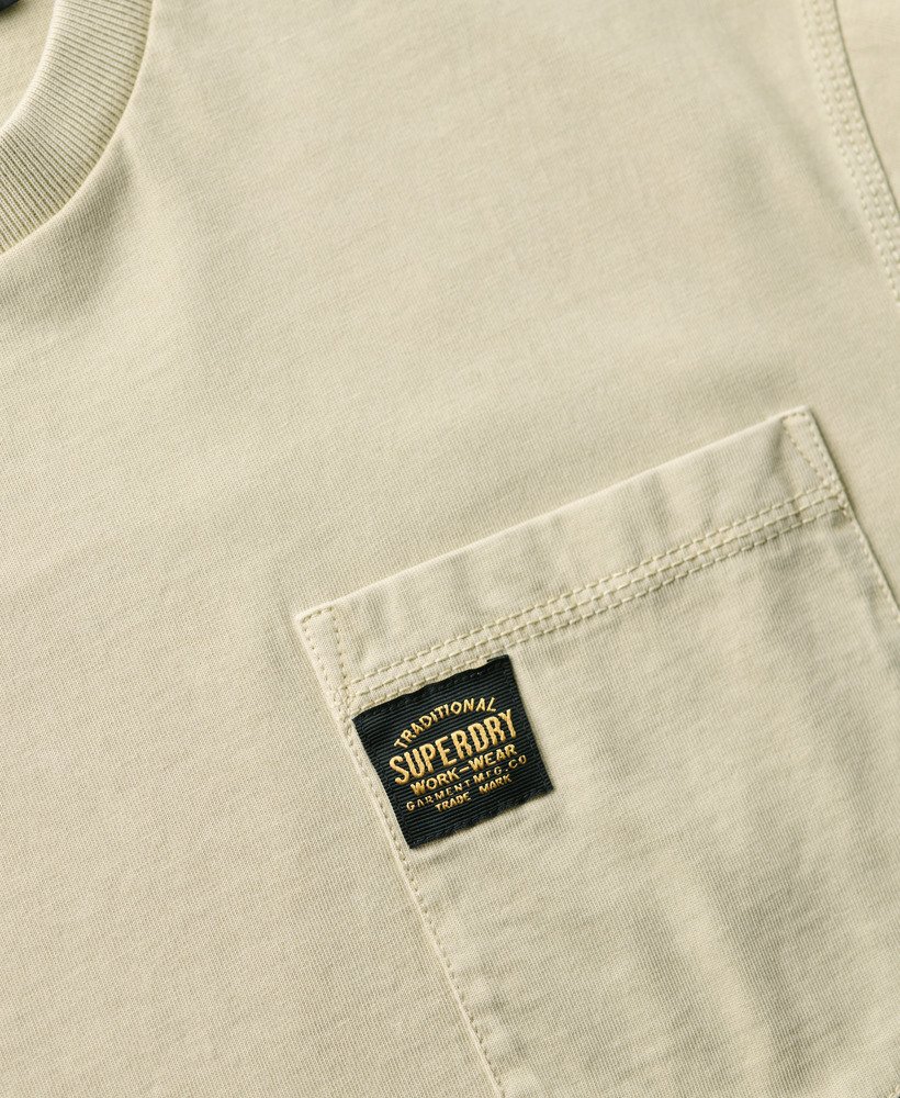 t-shirt met contrasterende stiksels op de borstzak in gewassen pelikaanbeige.