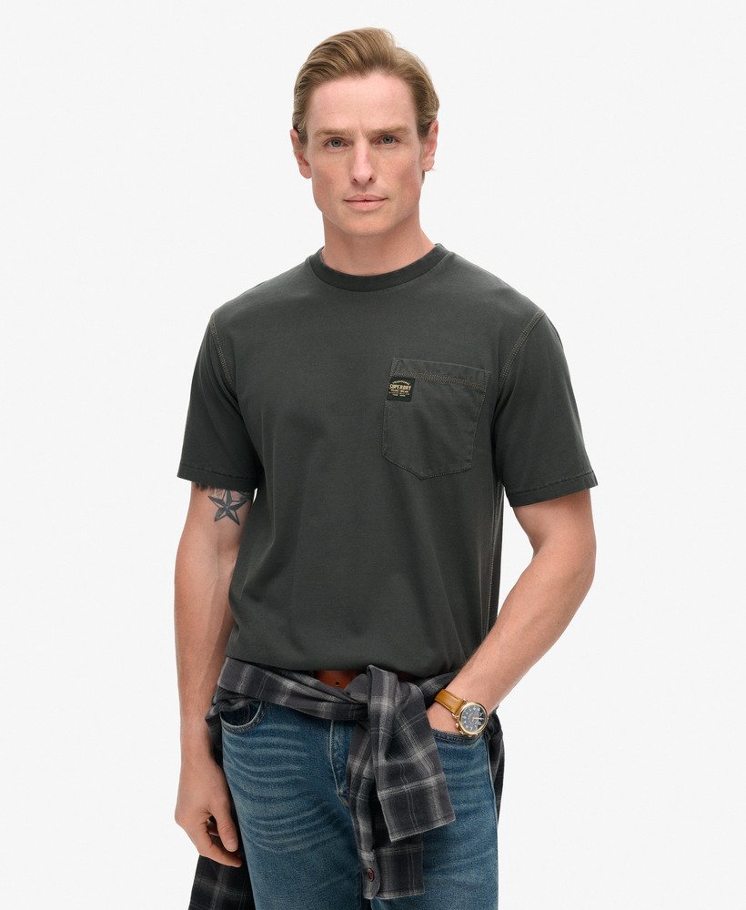 t-shirt met contrasterende stiksels op de borstzak in gewassen zwart.
