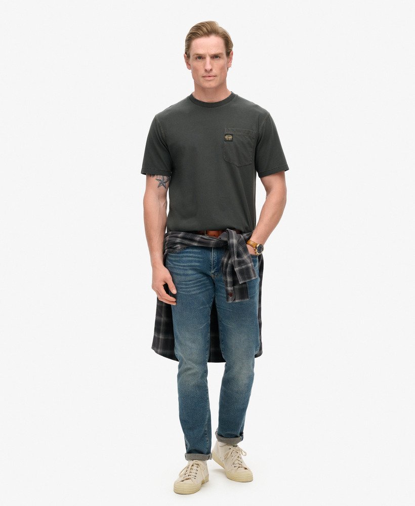 t-shirt met contrasterende stiksels op de borstzak in gewassen zwart.