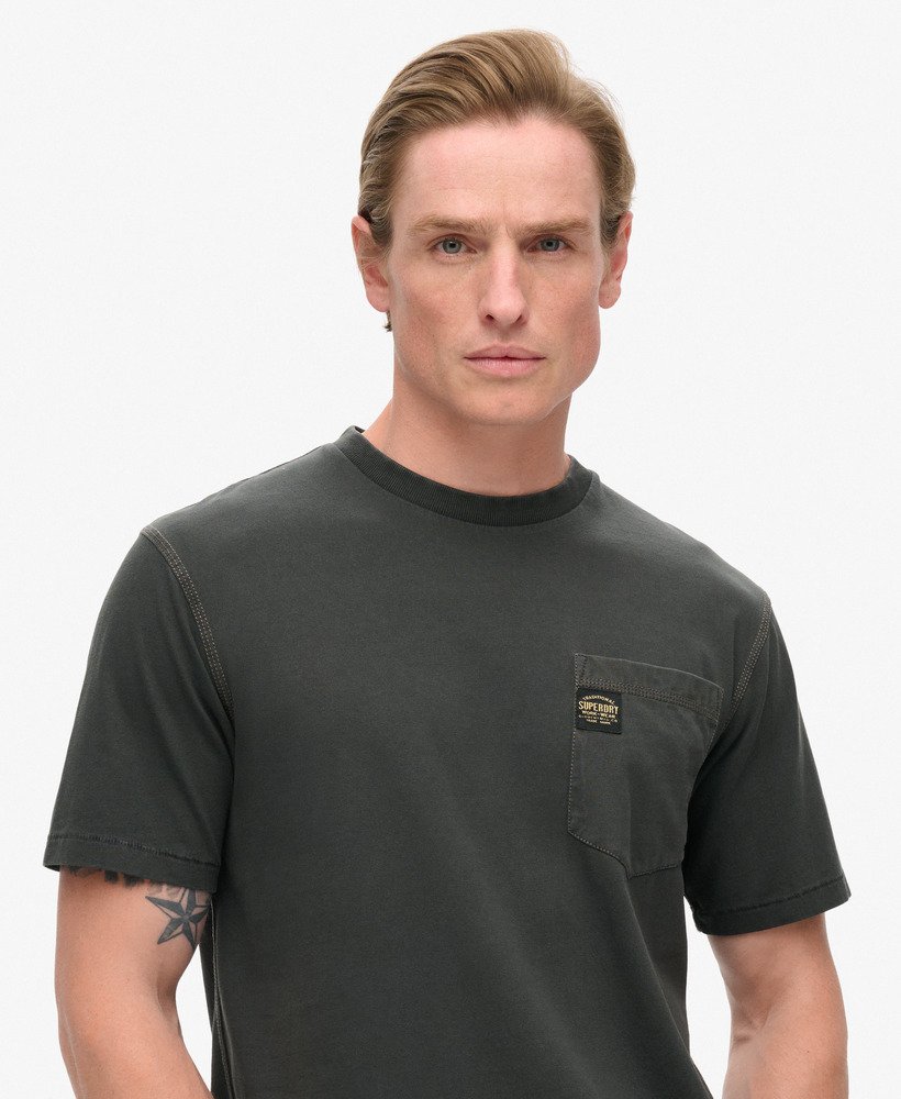 t-shirt met contrasterende stiksels op de borstzak in gewassen zwart.