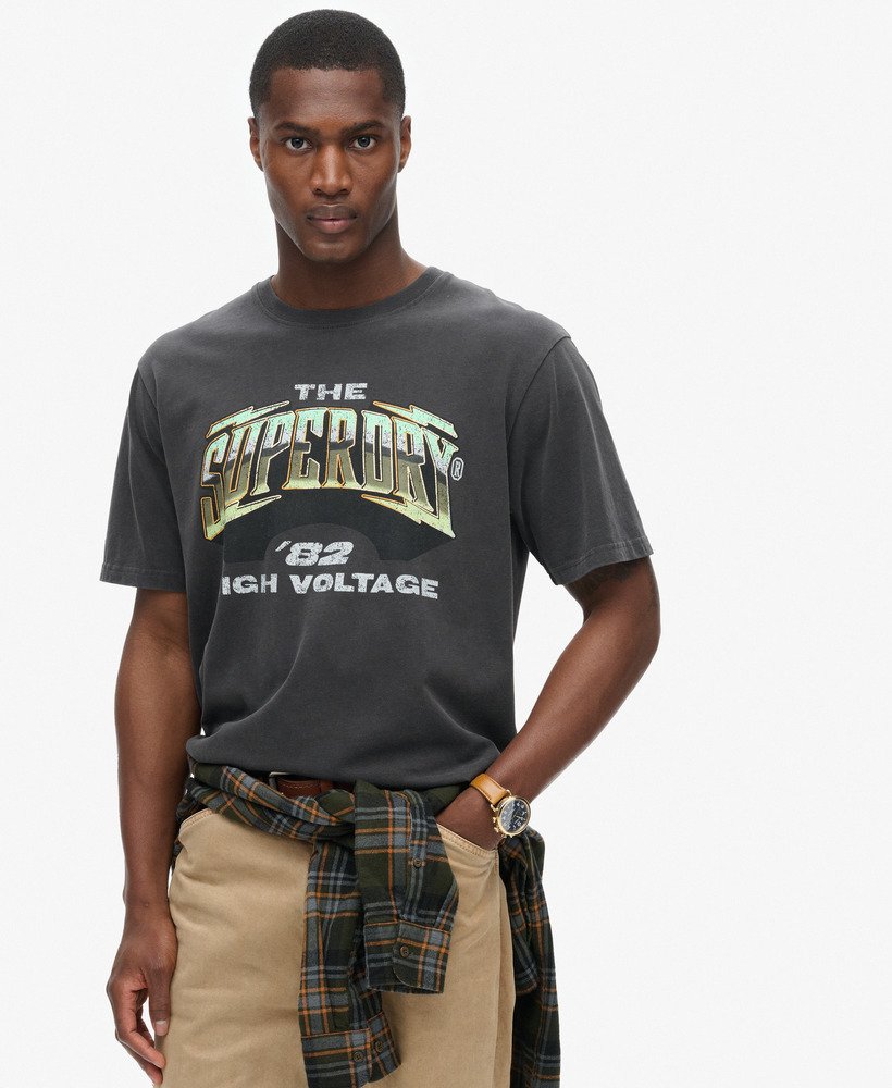 t-shirt met grafische print van een rockband uit de jaren 70 in blackboard-stijl.