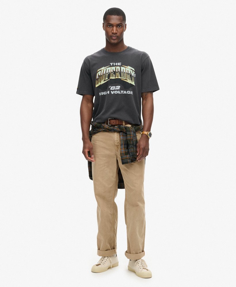 t-shirt met grafische print van een rockband uit de jaren 70 in blackboard-stijl.