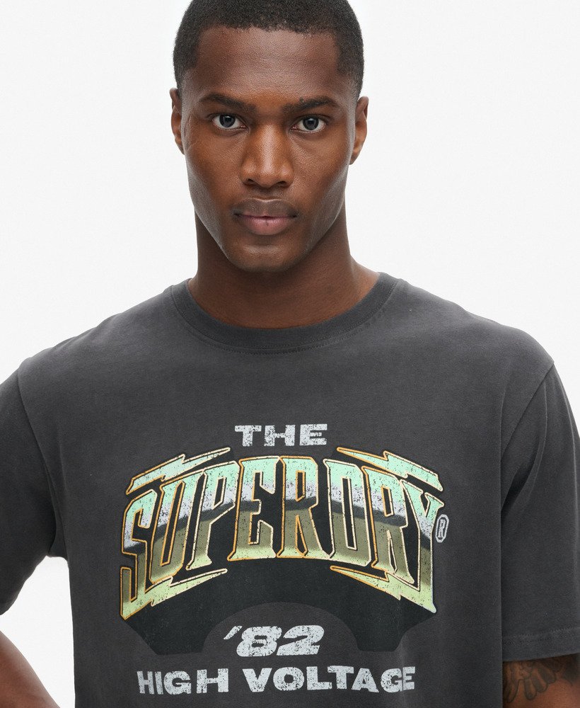 t-shirt met grafische print van een rockband uit de jaren 70 in blackboard-stijl.
