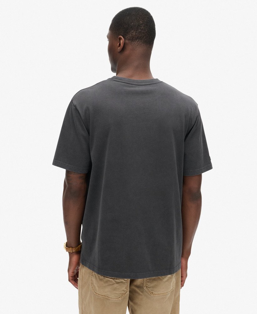 t-shirt met grafische print van een rockband uit de jaren 70 in blackboard-stijl.