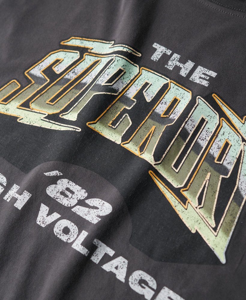 t-shirt met grafische print van een rockband uit de jaren 70 in blackboard-stijl.