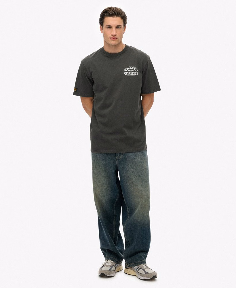 Oversized T-shirt van een platenlabel
