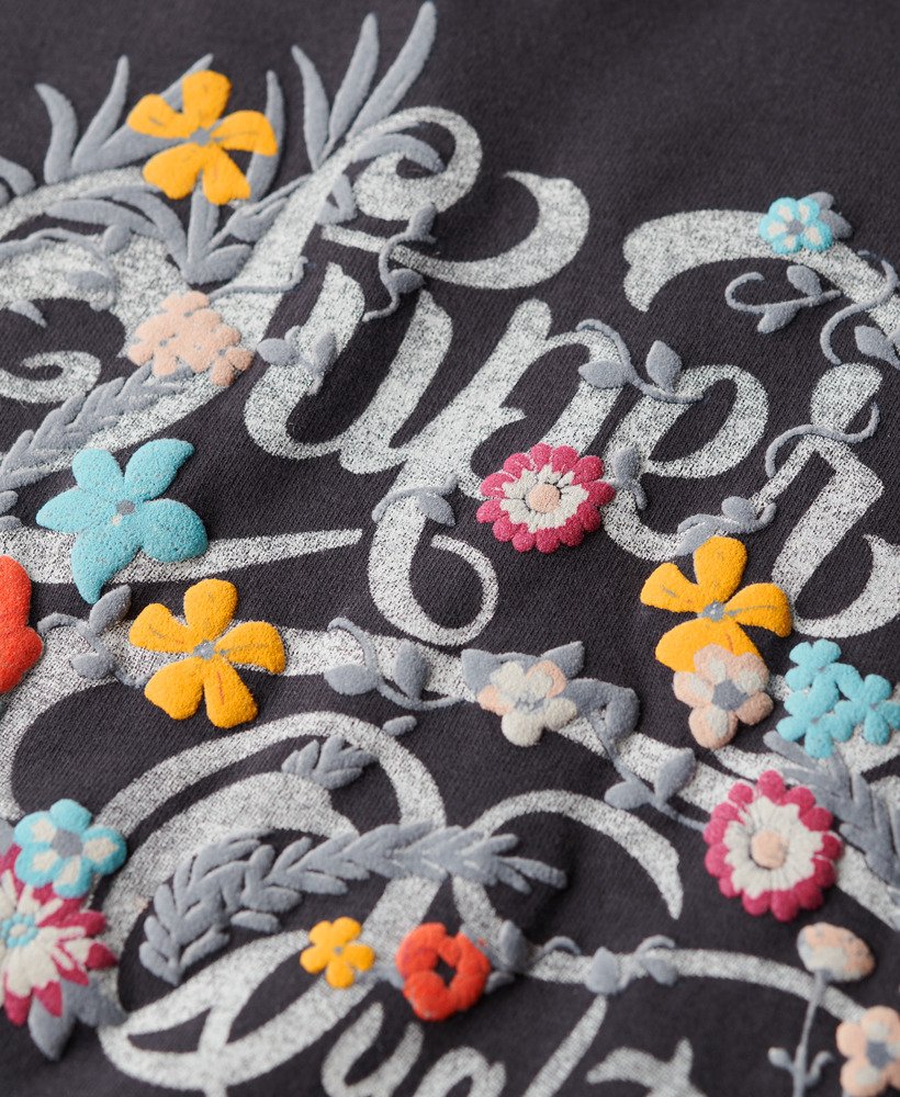 t-shirt met bloemenprint en opdruk in blackboard-stijl.