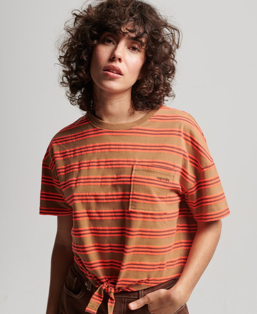 vintage boxy t-shirt van biologisch katoen met strik aan de voorkant in tabaksbruine strepen van denim co.
