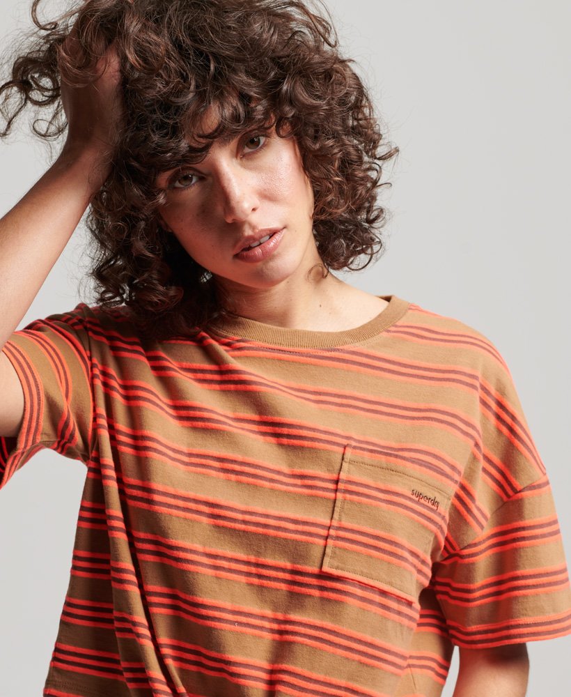 vintage boxy t-shirt van biologisch katoen met strik aan de voorkant in tabaksbruine strepen van denim co.