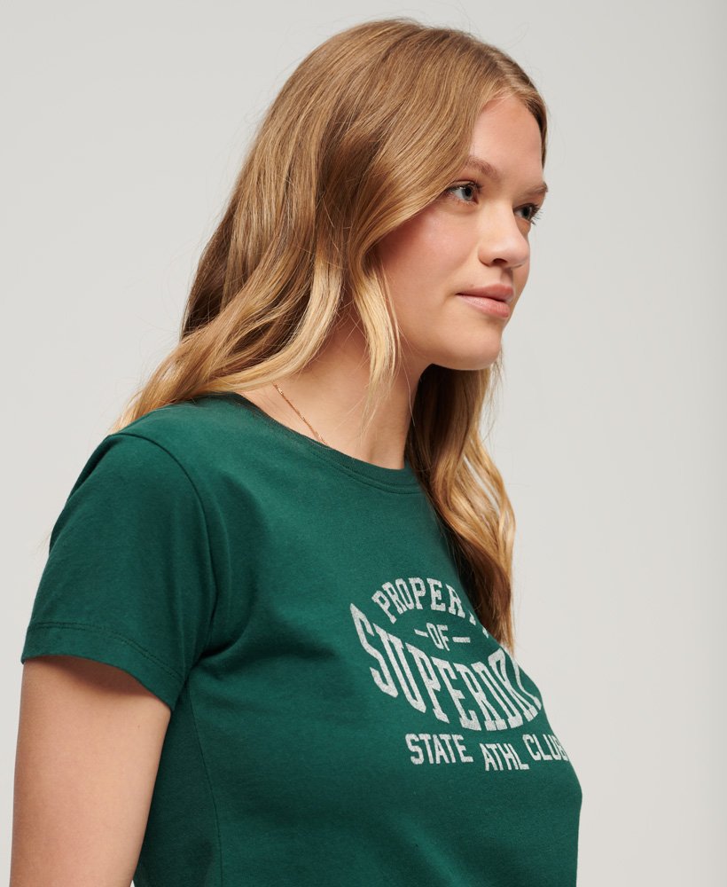 athletic essentials graphic 90s t-shirt in donker dennengroen