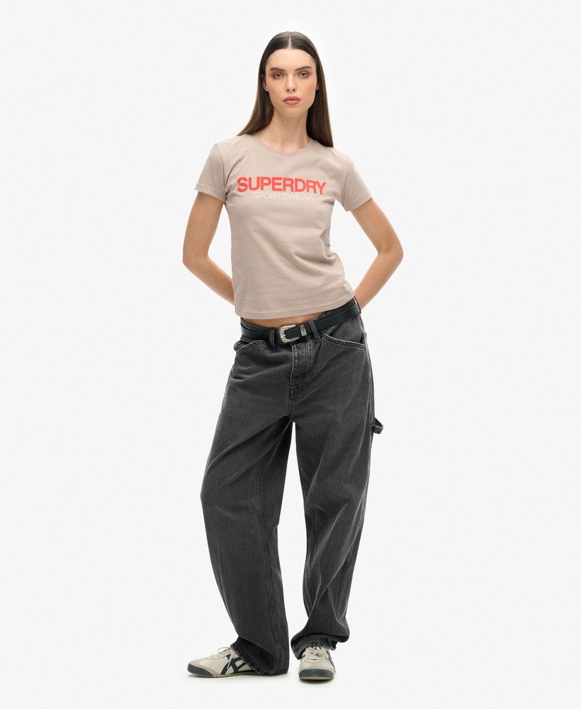 getailleerd t-shirt met sportlogo in diepbeige slubstof.