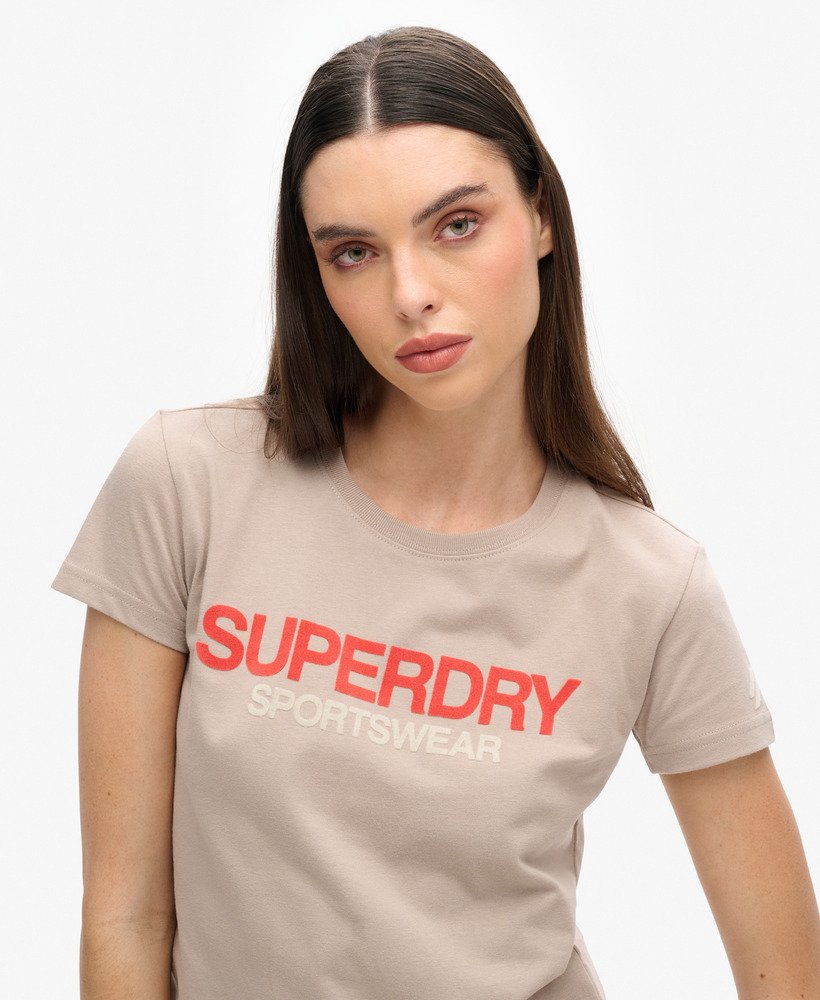 getailleerd t-shirt met sportlogo in diepbeige slubstof.