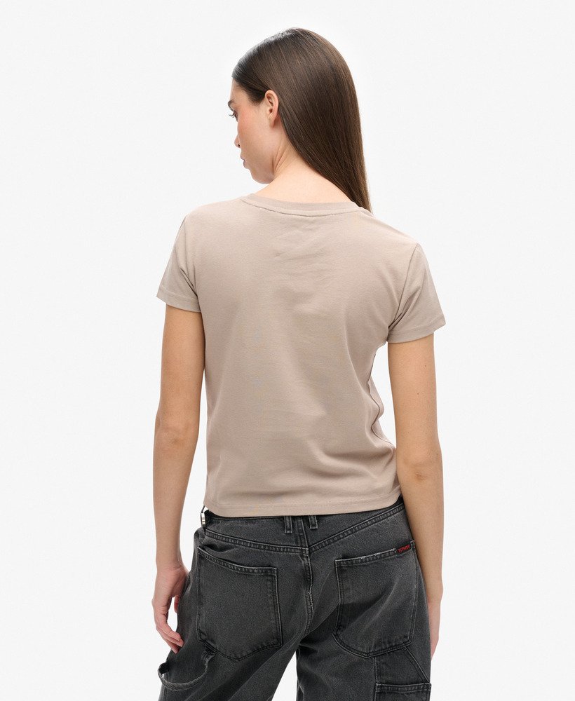 getailleerd t-shirt met sportlogo in diepbeige slubstof.