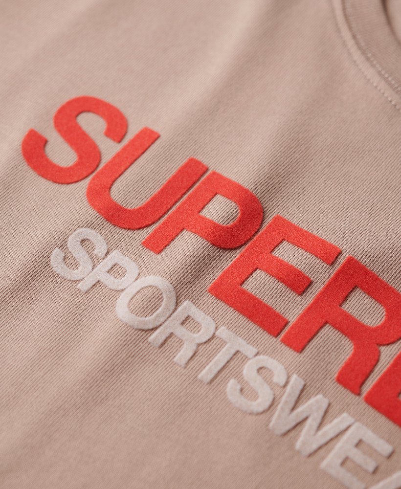 getailleerd t-shirt met sportlogo in diepbeige slubstof.