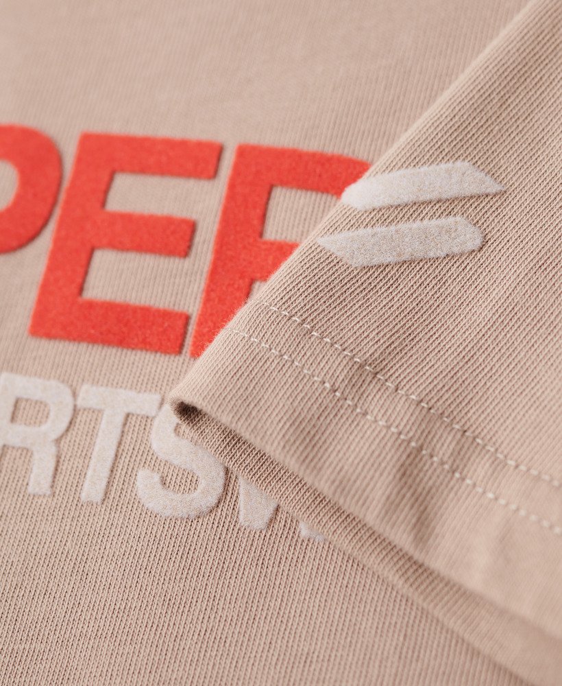 getailleerd t-shirt met sportlogo in diepbeige slubstof.