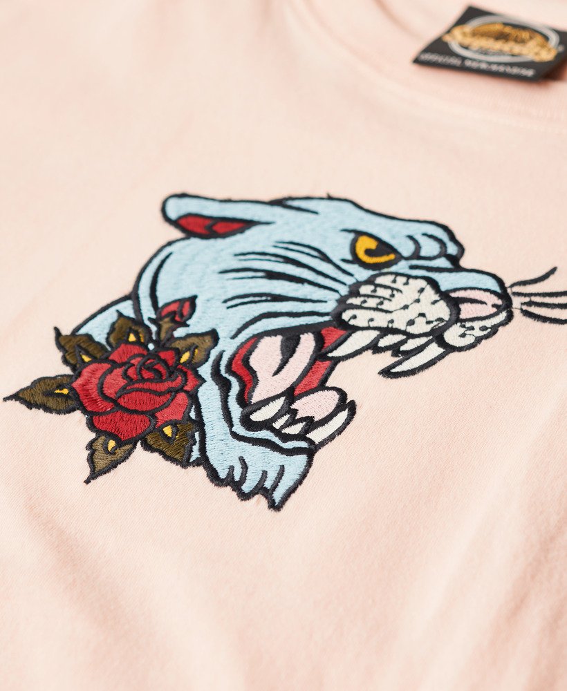 getailleerd t-shirt met tattoo-borduurwerk in perzikroze.